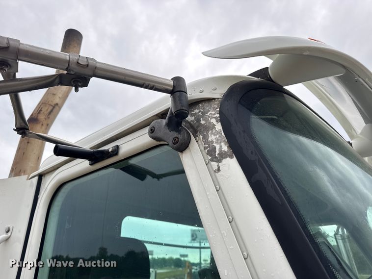 image for item DO2218 2003 International 9200i semi truck