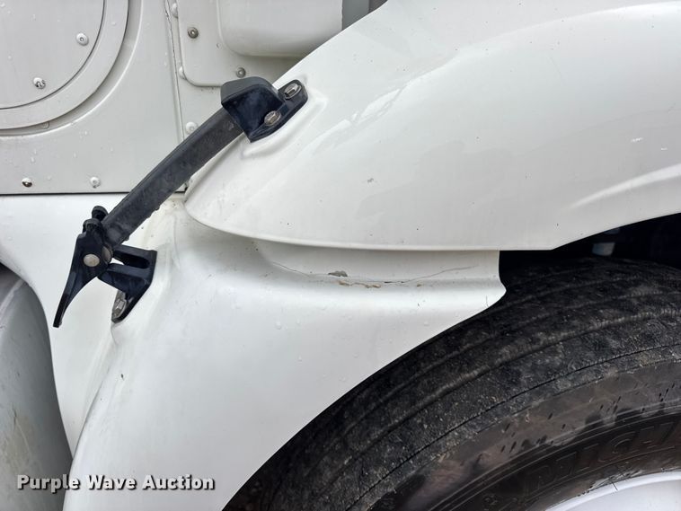 image for item DO2218 2003 International 9200i semi truck