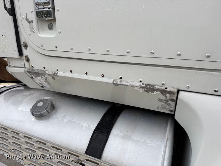 image for item DO2218 2003 International 9200i semi truck