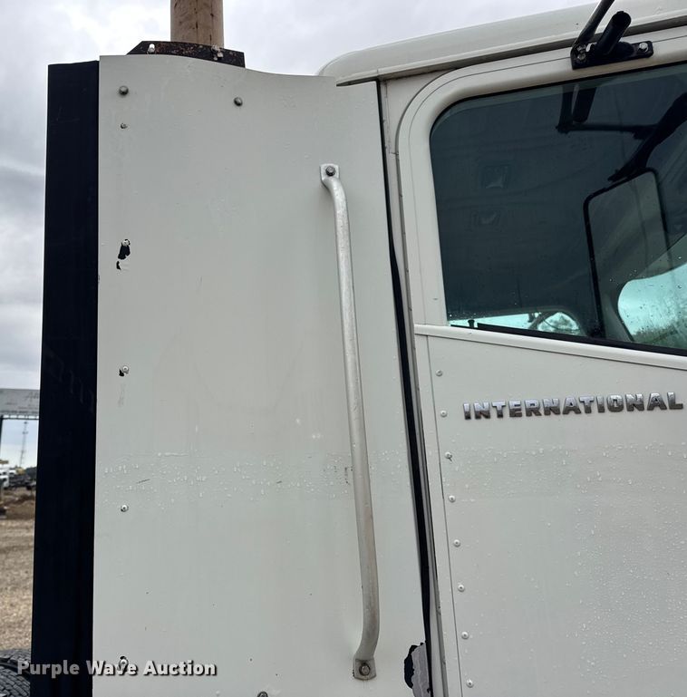 image for item DO2218 2003 International 9200i semi truck