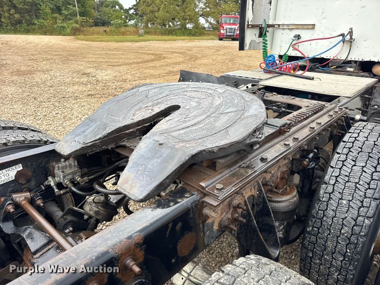 image for item DO2218 2003 International 9200i semi truck