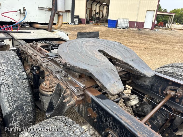 image for item DO2218 2003 International 9200i semi truck