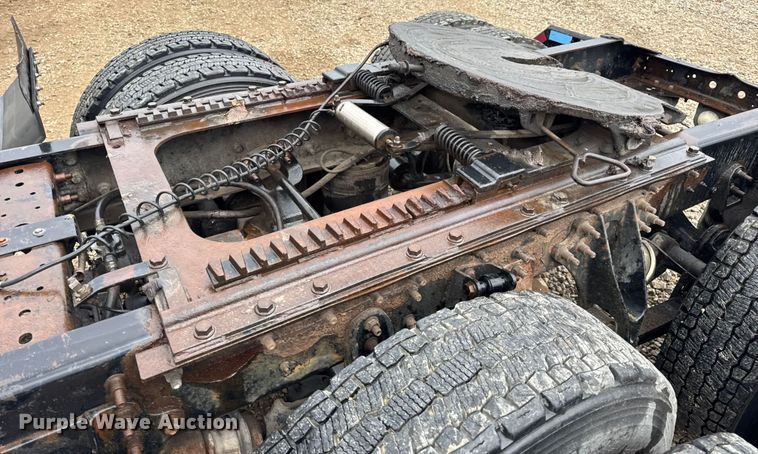 image for item DO2218 2003 International 9200i semi truck