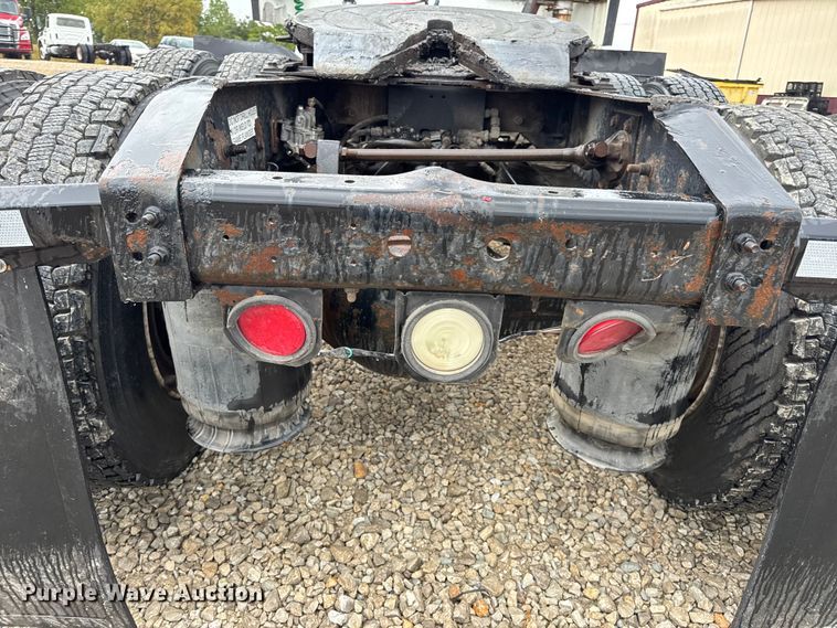 image for item DO2218 2003 International 9200i semi truck