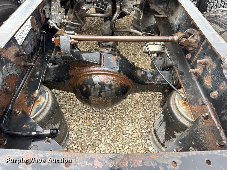 image for item DO2218 2003 International 9200i semi truck