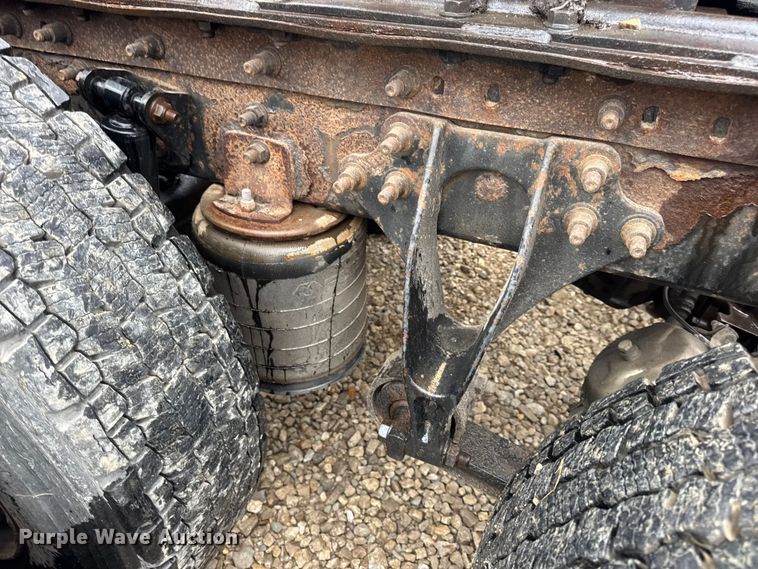 image for item DO2218 2003 International 9200i semi truck