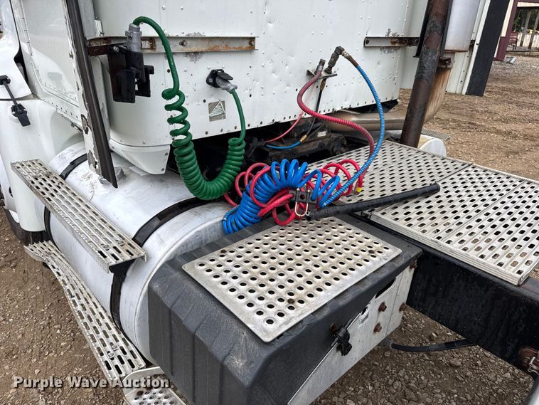 image for item DO2218 2003 International 9200i semi truck