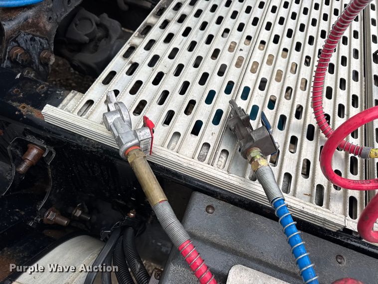 image for item DO2218 2003 International 9200i semi truck