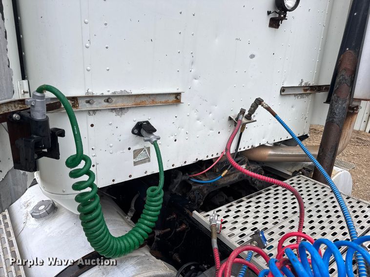 image for item DO2218 2003 International 9200i semi truck