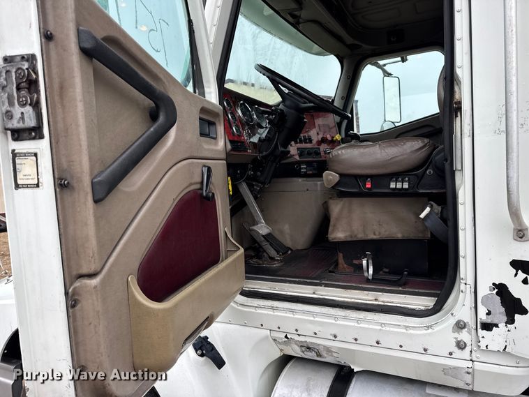 image for item DO2218 2003 International 9200i semi truck