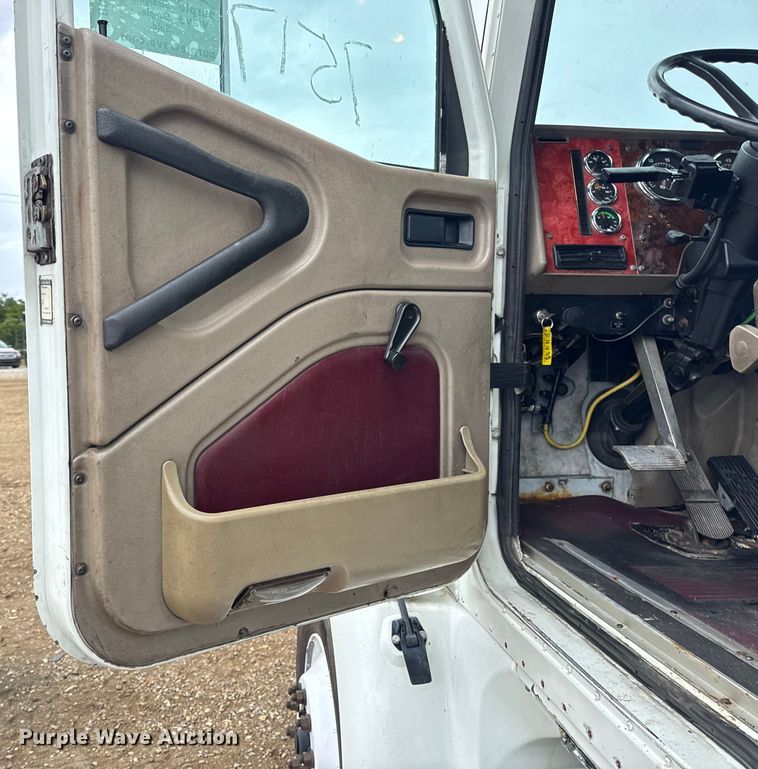 image for item DO2218 2003 International 9200i semi truck