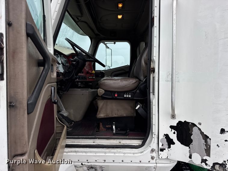 image for item DO2218 2003 International 9200i semi truck