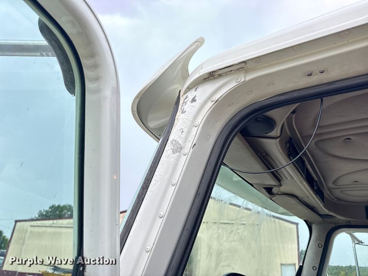 image for item DO2218 2003 International 9200i semi truck