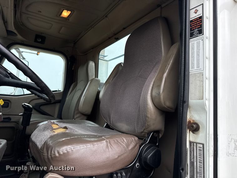 image for item DO2218 2003 International 9200i semi truck