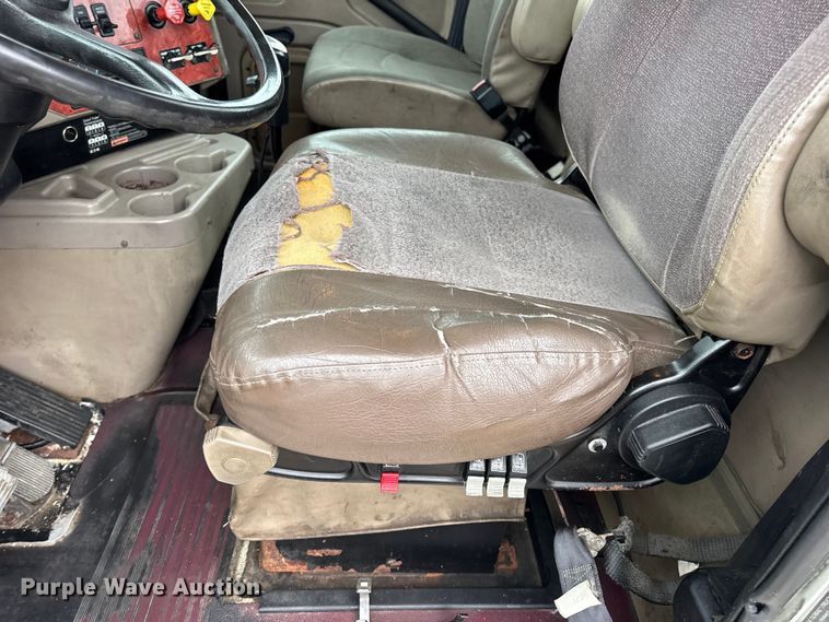 image for item DO2218 2003 International 9200i semi truck