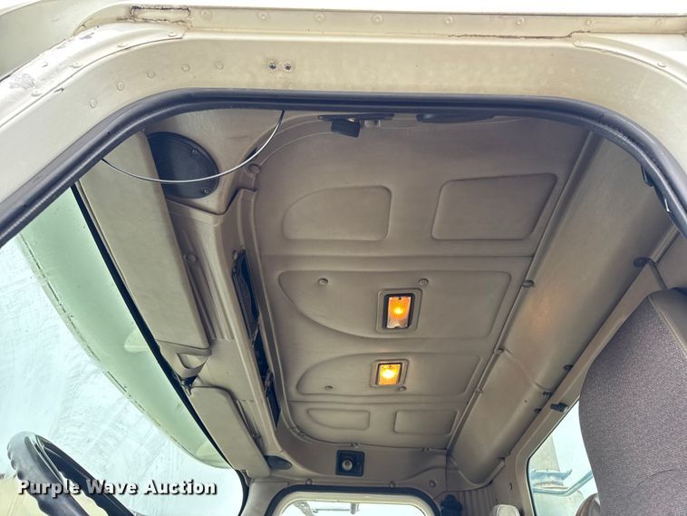 image for item DO2218 2003 International 9200i semi truck