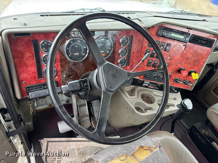 image for item DO2218 2003 International 9200i semi truck