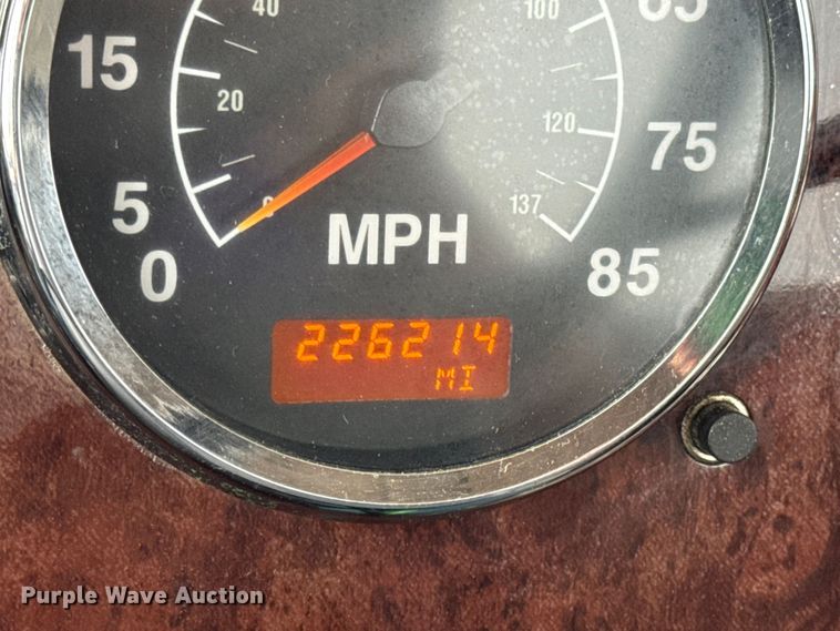 image for item DO2218 2003 International 9200i semi truck