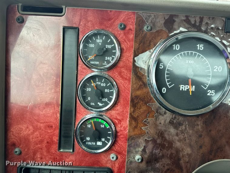 image for item DO2218 2003 International 9200i semi truck