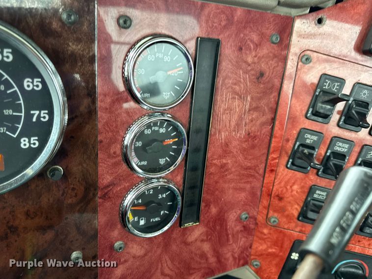 image for item DO2218 2003 International 9200i semi truck