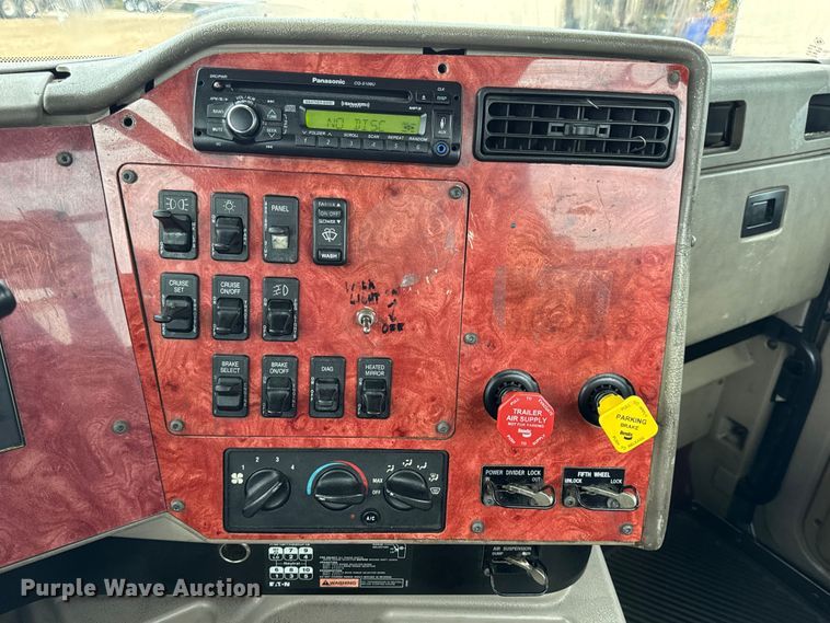 image for item DO2218 2003 International 9200i semi truck