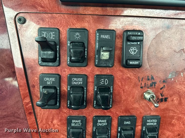 image for item DO2218 2003 International 9200i semi truck