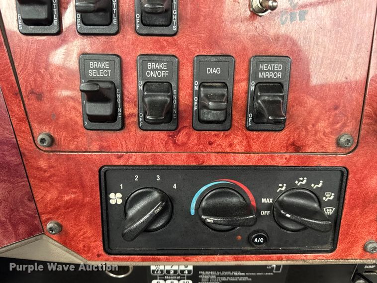 image for item DO2218 2003 International 9200i semi truck