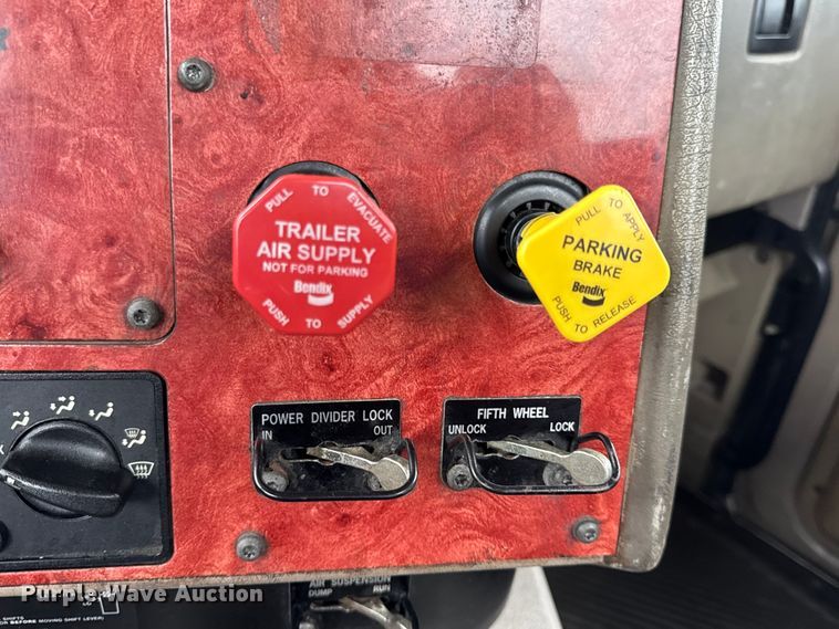 image for item DO2218 2003 International 9200i semi truck