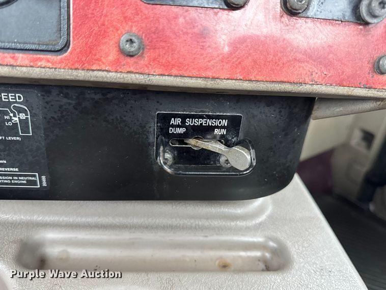 image for item DO2218 2003 International 9200i semi truck