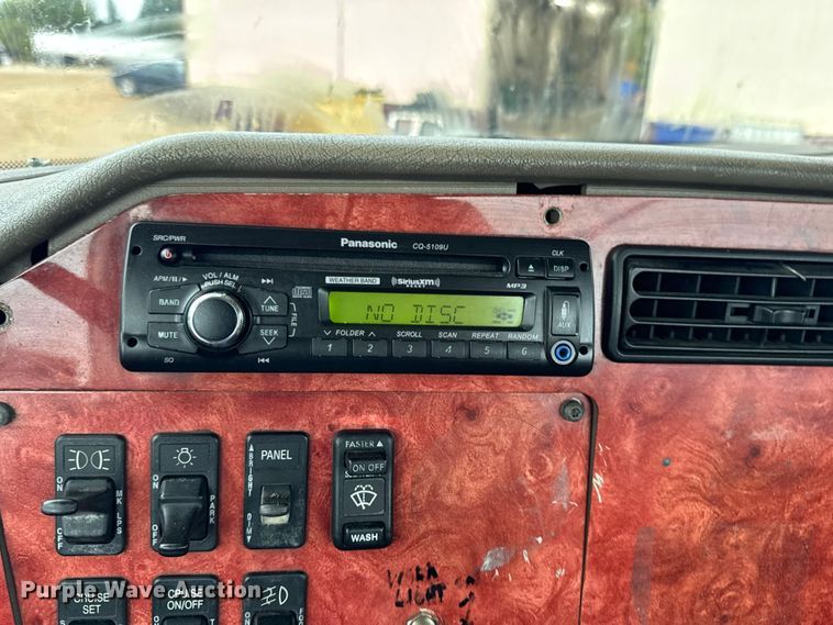 image for item DO2218 2003 International 9200i semi truck