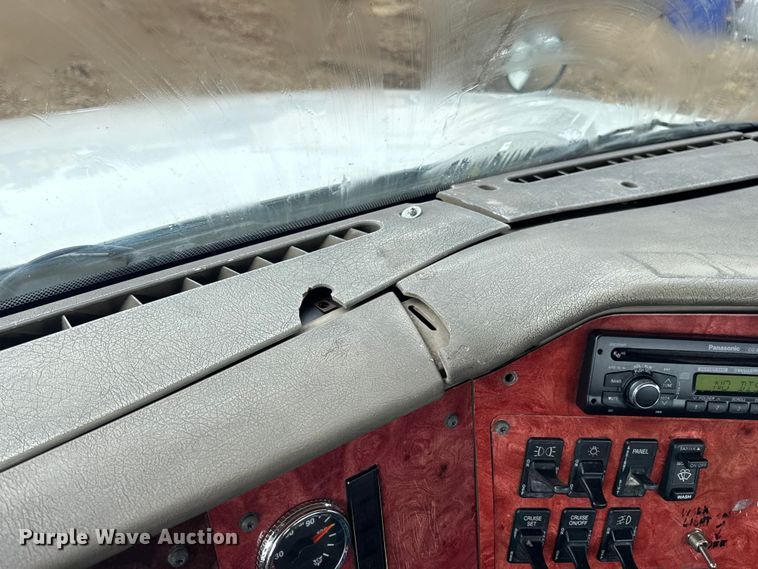 image for item DO2218 2003 International 9200i semi truck