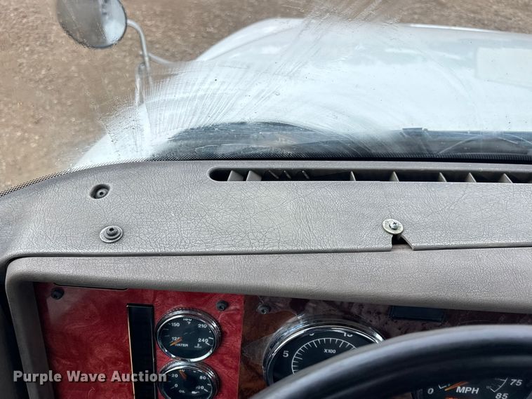 image for item DO2218 2003 International 9200i semi truck