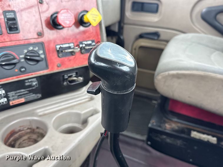 image for item DO2218 2003 International 9200i semi truck