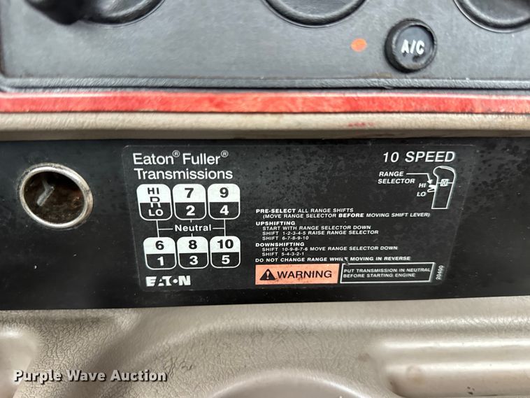 image for item DO2218 2003 International 9200i semi truck