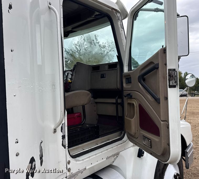 image for item DO2218 2003 International 9200i semi truck