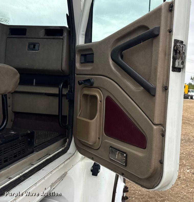 image for item DO2218 2003 International 9200i semi truck