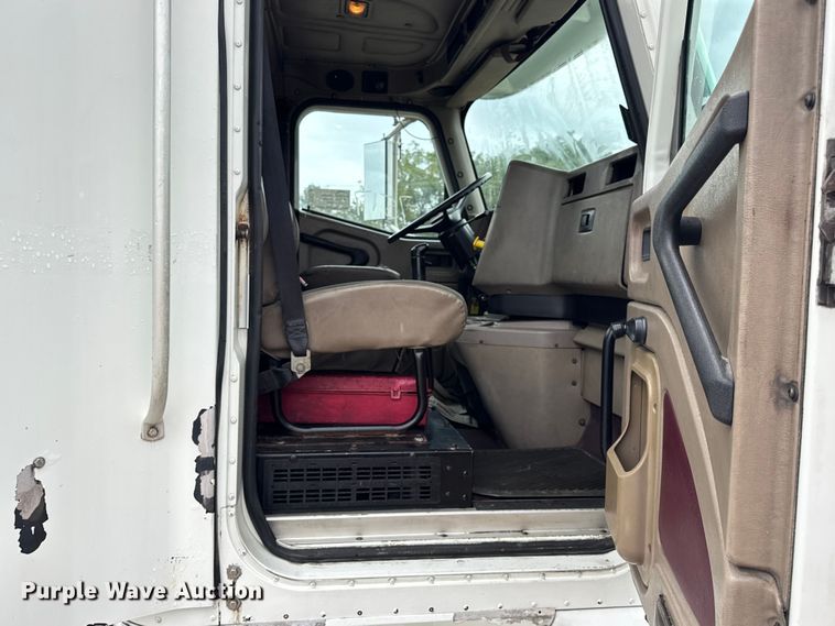 image for item DO2218 2003 International 9200i semi truck