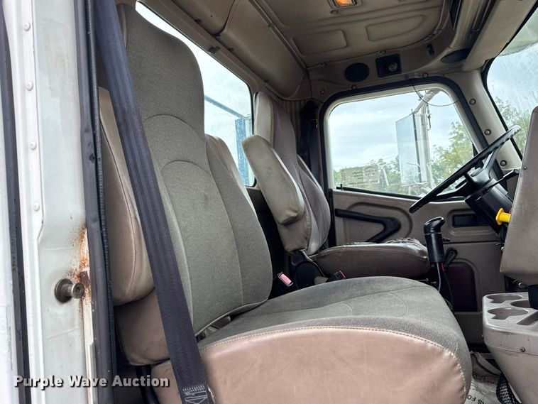 image for item DO2218 2003 International 9200i semi truck