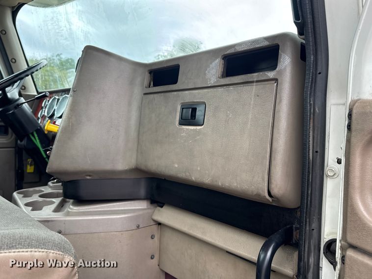 image for item DO2218 2003 International 9200i semi truck