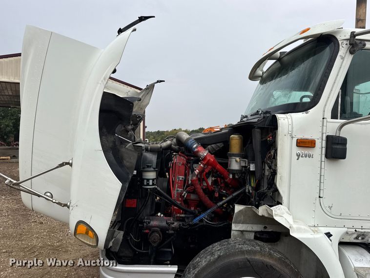 image for item DO2218 2003 International 9200i semi truck