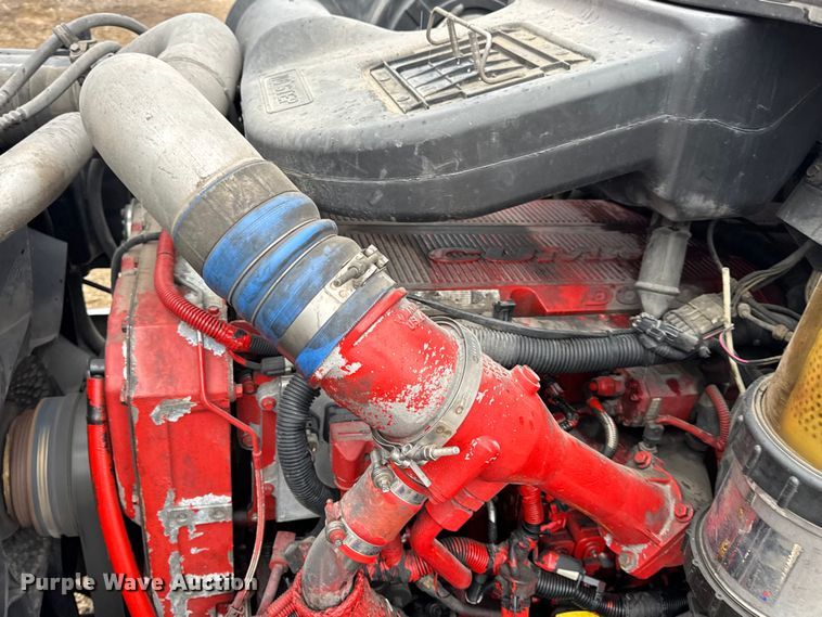 image for item DO2218 2003 International 9200i semi truck