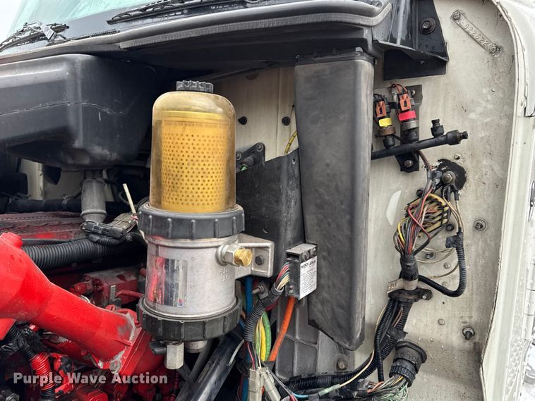 image for item DO2218 2003 International 9200i semi truck