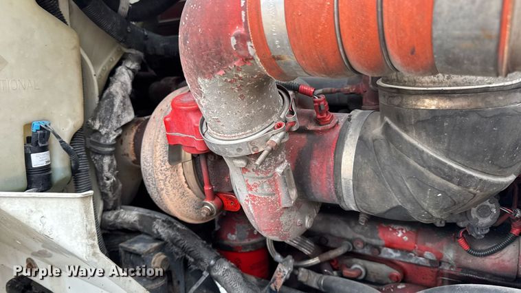 image for item DO2218 2003 International 9200i semi truck