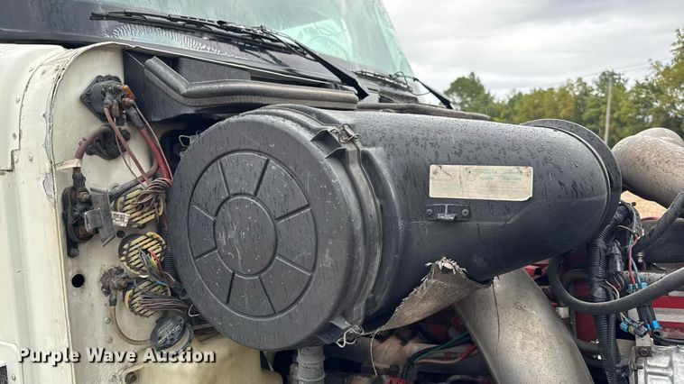 image for item DO2218 2003 International 9200i semi truck