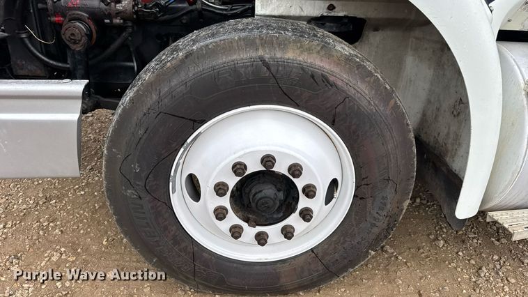 image for item DO2218 2003 International 9200i semi truck