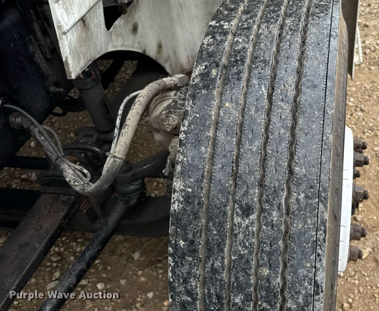 image for item DO2218 2003 International 9200i semi truck