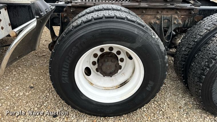 image for item DO2218 2003 International 9200i semi truck