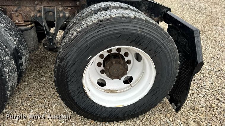 image for item DO2218 2003 International 9200i semi truck