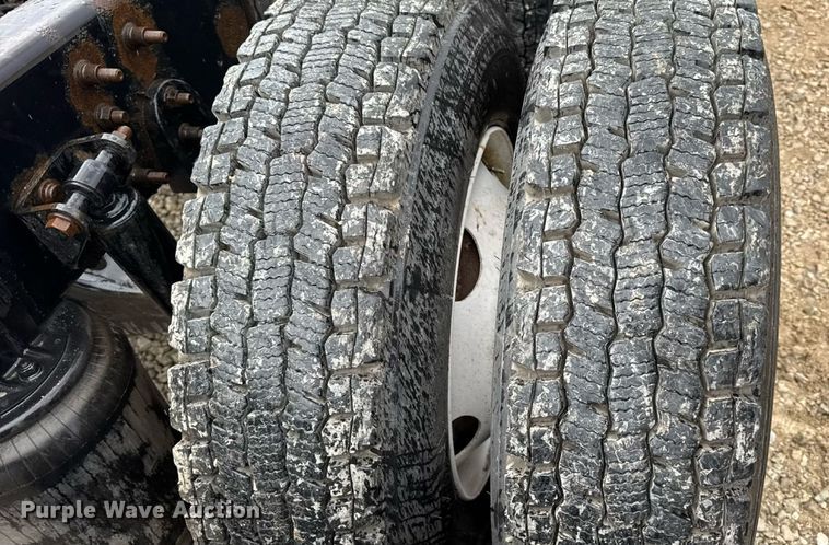 image for item DO2218 2003 International 9200i semi truck