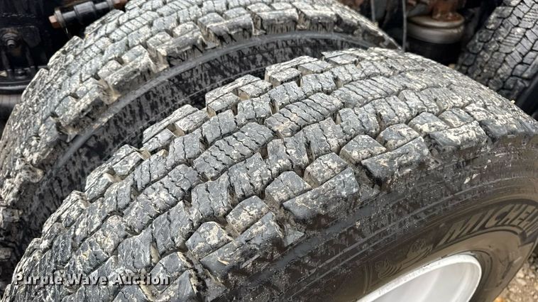 image for item DO2218 2003 International 9200i semi truck